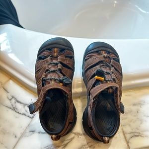 Keen Kids brown sandals size 2 Velcro closure great condition pre owned